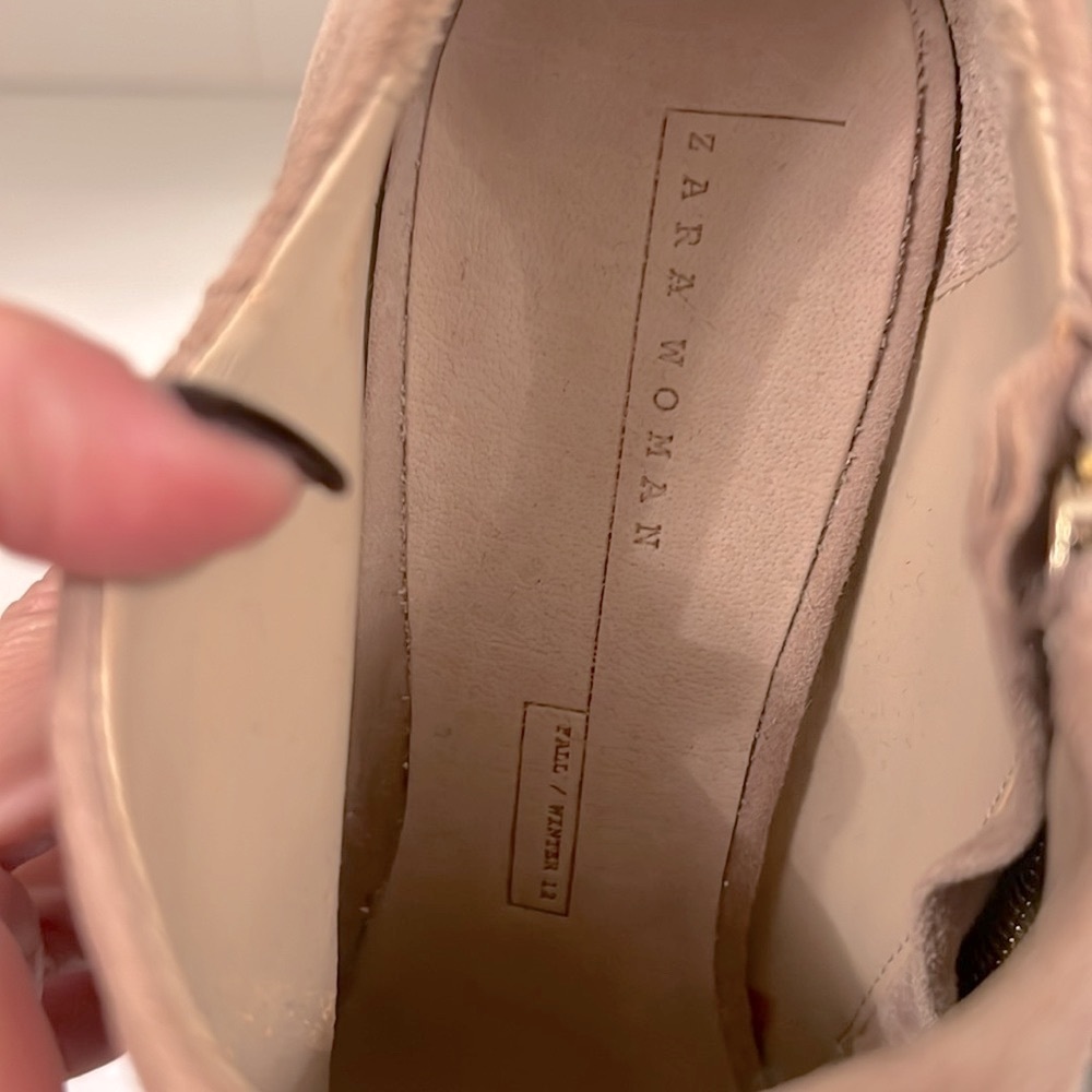 🎉 EUC ZARA WOMAN Tan suede Platform Booties with Gold Accent Heels size 40 EUR - Picture 5 of 8
